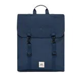 Mochila color azul marino con cierre superior y correas ajustables.