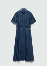 Vestido camisero midi color beige, de tela satinada, con cuello camisero, mangas cortas, dos bolsillos de parche en el pecho, lazo ajustable en la cintura y cierre frontal con botones.