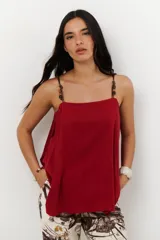 Musculosa roja de breteles finos con detalle de cuentas de madera.