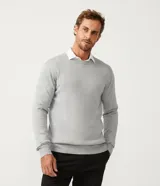 Sweater gris de tejido de punto con cuello redondo y mangas largas. Corte clásico.