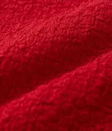 Blusa roja de poliéster texturizado con cuello alto y mangas cortas.