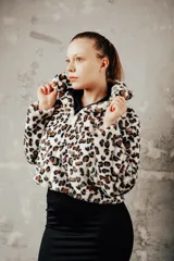Chaqueta corta con estampado animal print, cierre frontal con cremallera y cuello alto.