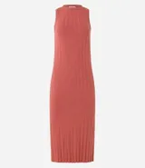 Vestido midi negro de punto acanalado, sin mangas y con cuello alto.