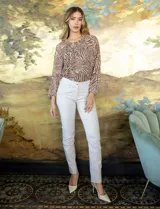 Pantalón de gabardina elastizada color marrón claro, marca Zac & Rachel, corte slim, con pretina con pasadores, botón y cierre. Delantera con tres bolsillos y trasera con bolsillos ojal.