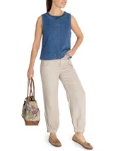 Pantalón de lino color beige, de tiro alto, con bolsillos laterales y elástico en los tobillos.