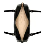 Bolso de hombro Guess modelo Cerelia, color negro, con logo plateado en el frente y herrajes plateados.