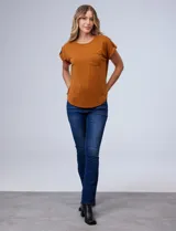 Remera de modal color violeta, con hombros con charretera y botón, y bolsillo en la parte delantera.