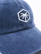 Gorra de béisbol color gris con logo de palmera bordado en blanco.