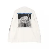 Remera blanca de manga larga con cuello redondo y logo de Vans en el pecho. Diseño con estampado de alambre de púas alrededor del logo y en las mangas.