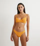 Bikini bottom color naranja con textura.