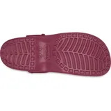 Zueco Crocs modelo Classic Clog Mary Jane Velvet, color rojo oscuro (vino/borgoña), con plataforma y tira T con hebilla metálica.