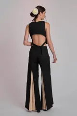 Chaleco marrón con escote en V y cierre frontal con botones.