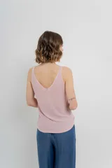 Musculosa tejida color azul eléctrico con hilo brillante, escote en “V” delantero y trasero.