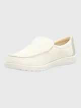 Zapatillas slip on beige de tela, con suela de goma blanca.