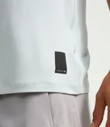 Remera deportiva celeste de poliéster y elastano, con cuello redondo, mangas cortas y tecnología dry fit.