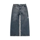 Pantalón de jean azul oscuro con efecto desgastado, corte mega baggy, bolsillos grandes y bordado lateral con el logo de la marca en color blanco.