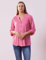 Blusa negra texturada marca Ninety, con cuello a la base, escote en V y abertura central con botones. Delantera con bolsillo y mangas tres cuartos regulables con presilla y botón.
