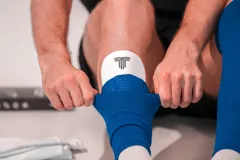 Medias de fútbol altas hasta la rodilla, color azul con detalles en blanco.