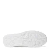 Championes urbanos de plataforma, color negro, con cordones y detalle de perforaciones en la puntera.