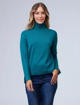 Polera de punto fino marca Nienty, color blanco, con cuello alto volcado y mangas largas con detalle de tajo en los puños.