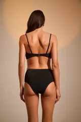 Bombacha tiro alto color negro con textura brillante.