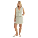 Remera sin mangas con estampado a rayas verticales verdes y blancas, con escote en V y lazo ajustable en el frente.