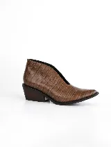 Botín marrón de cuero con textura de cocodrilo, punta fina y taco cuadrado.