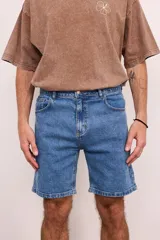 Bermuda de jean celeste, corte clásico, con bolsillos delanteros y traseros.