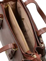 Cartera tipo shopper color crema, de cuero liso, con doble asa corta y correa larga extraíble. Tiene cierre principal, bolsillo externo con cierre, bolsillo interno con cierre y forro textil.