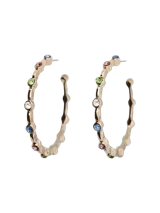 Par de aros tipo argolla dorados con incrustaciones de cristales de colores.