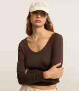 Blusa manga larga color marrón confeccionada en rib con detalle de encaje en el escote. Escote en U.