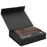 Billetera de cuero marrón con costuras a la vista, diez ranuras para tarjetas, ventana para identificación y dos bolsillos con cierre. Cuenta con tecnología RFID para proteger contra el robo de datos.