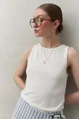 Musculosa blanca de viscosa con escote redondo y sisas amplias.