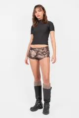 Microshort de cuerina metalizada color marrón, tiro bajo, con cintura con pasacintos, bolsillos laterales y traseros con detalle de presilla y botón snap.