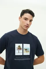 Remera de manga corta con estampado de fotos de playa.