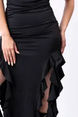 Vestido marrón strapless con frunces en el torso y falda midi con abertura lateral y volados.