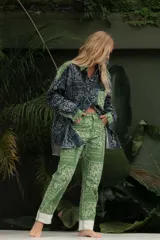 Camisa oversize de algodón con estampado bandana en tonos azul y verde. Diseño de bloques de color, cuello clásico, puños abotonados y bolsillo delantero en contraste.