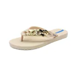 Chancletas Ipanema color beige con aplique de cadena dorada en la tira.