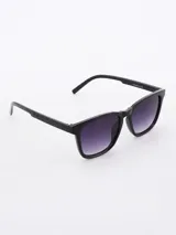 Lentes de sol negros con marco cuadrado y lentes degradadas de gris a violeta.