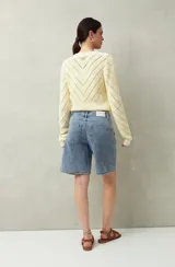 Bermuda de jean azul de corte clásico y largo a la rodilla.