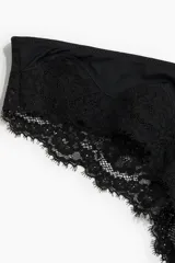 Pack de dos bombachas tipo brasilera color negro con ribete de encaje. Modelo de talle bajo con cintura en V, refuerzo interior y corte alto detrás.