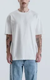 Remerón blanco de corte extra oversize con hombros caídos y cuello redondo de rib. Confeccionado en algodón premium americano muy suave al tacto y doble costura al tono del color base.