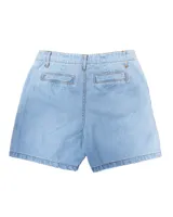 Bermuda de jean celeste con dos bolsillos frontales tipo parche, costuras a contratono y botones de cobre.