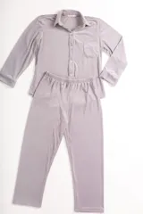 Pijama celeste de terciopelo, compuesto por una camisa de manga larga con botones y vivo blanco, bolsillo en el pecho y un pantalón recto con elástico en la cintura.