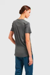 Remera negra con estampado de una mujer sentada en un sillón con un trago en la mano.