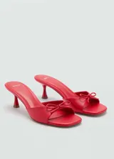 Sandalias rojas de tacón kitten con punta cuadrada y detalle de lazo decorativo.