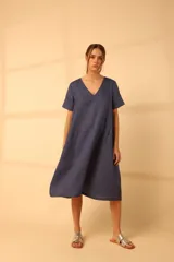 Vestido midi color celeste con escote en V y mangas cortas.