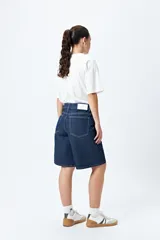 Bermuda de denim azul oscuro, con fit relajado y largo a la rodilla.