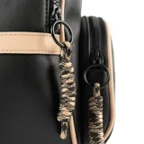Mochila negra de cuero sintético con detalles en color crema. Tiene un compartimento principal con cierre, un bolsillo frontal con cierre, un bolsillo interno con cierre y dos bolsillos internos abiertos. Las correas son regulables y los herrajes son plateados.