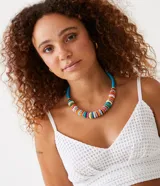 Blusa cropped blanca de laise con escote en pico, tirantes finos y bajo ancho.